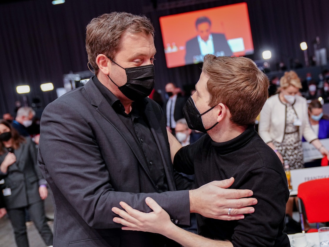 Kevin Kühnert (r), designierter SPD-Generalsekretär, gratuliert Lars Klingbeil, neugewählter SPD-Parteivorsitzender, beim Bundesparteitag ihrer Partei.