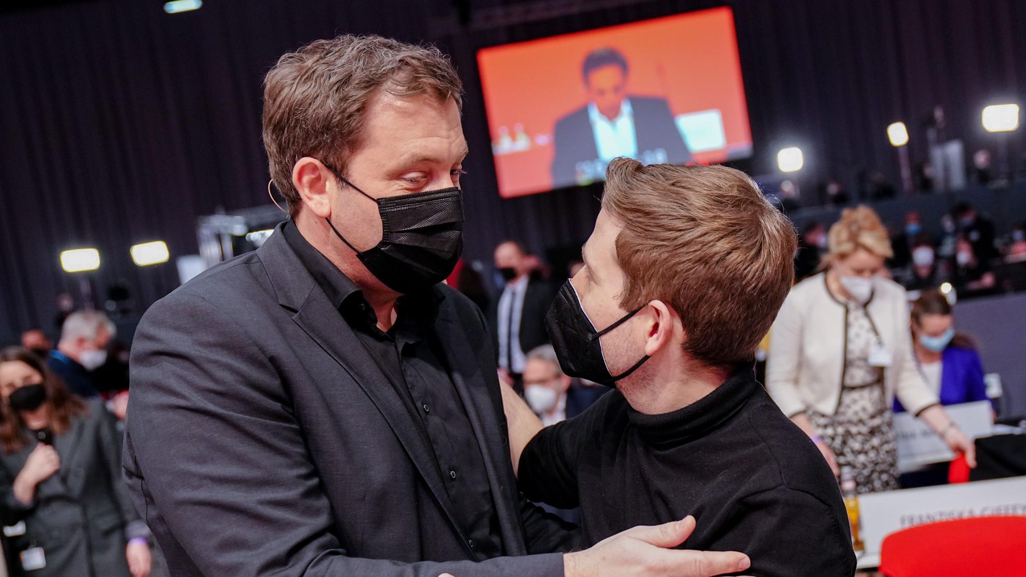 Kevin Kühnert (r), designierter SPD-Generalsekretär, gratuliert Lars Klingbeil, neugewählter SPD-Parteivorsitzender, beim Bundesparteitag ihrer Partei.
