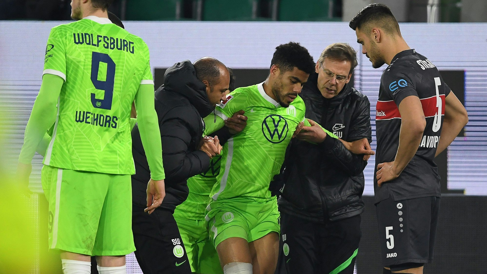 Paulo Otávio wird von betreuern gestützt