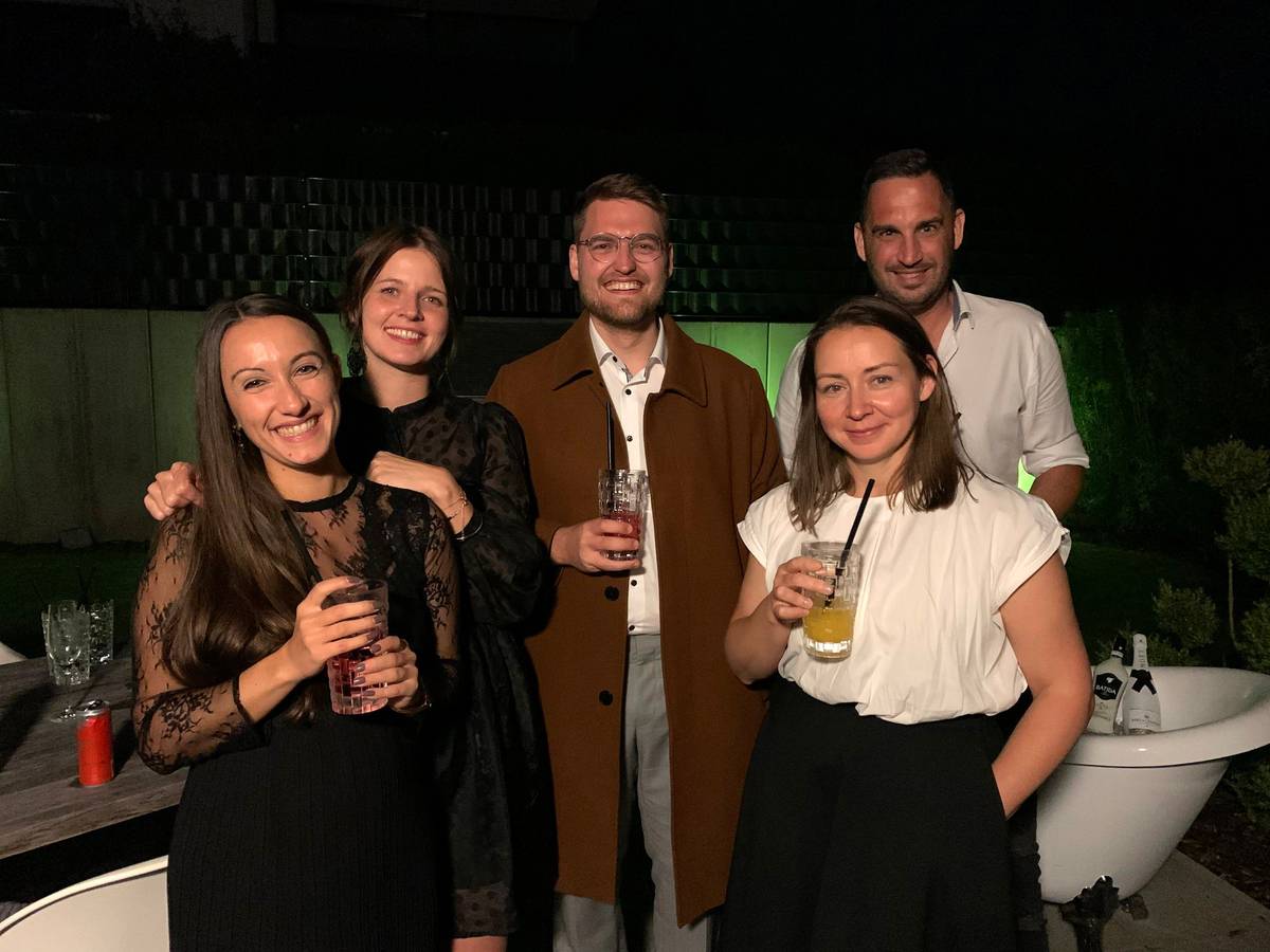 Bereit für die Party beim perfekten Dinner in Regensburg 2021, von links: Steffi, Anne, Johannes, Kristina und Gastgeber Benni.
