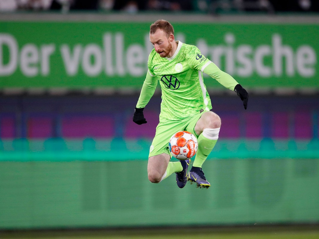 Maximilian Arnold kontrolliert den Ball in der Luft