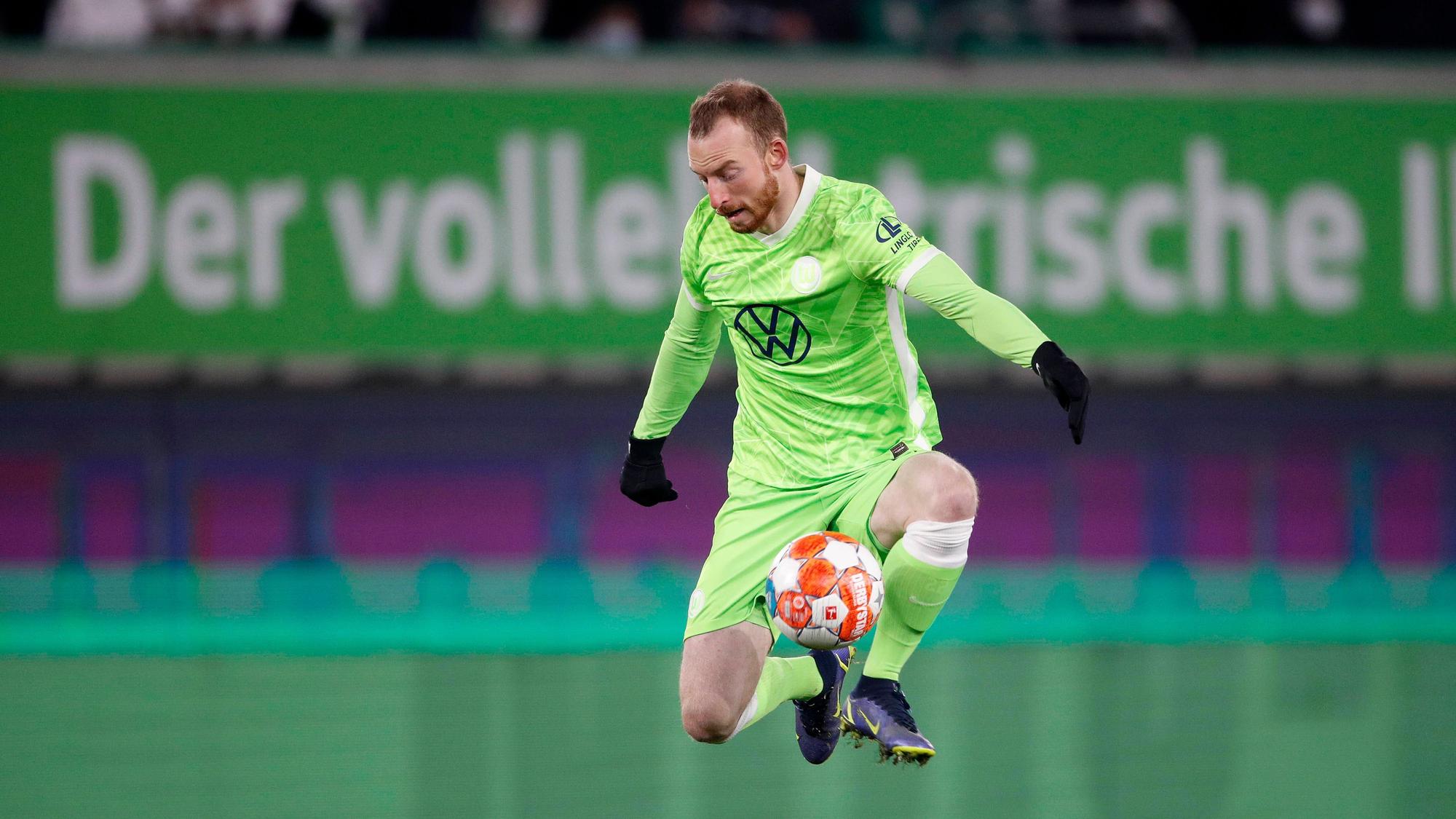 Maximilian Arnold kontrolliert den Ball in der Luft