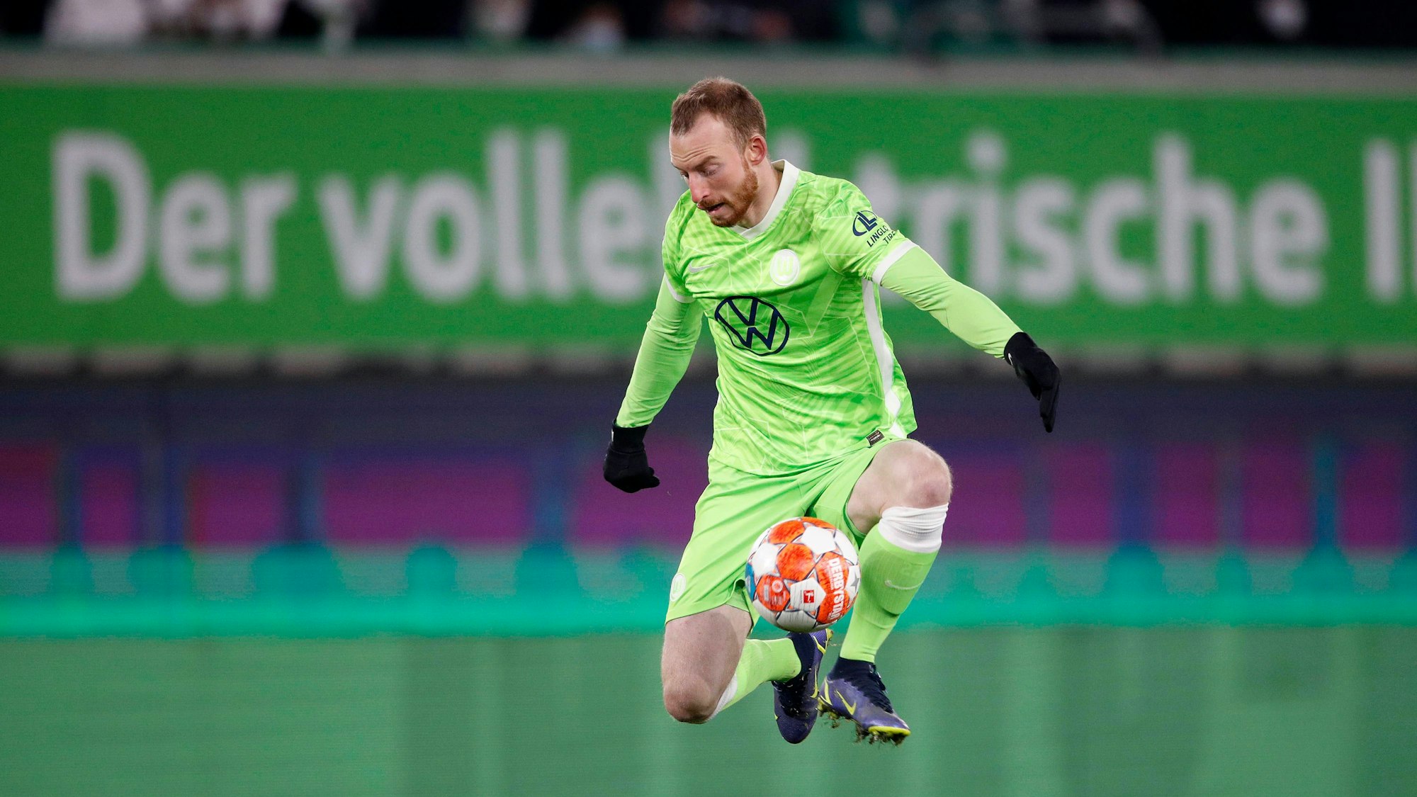 Maximilian Arnold kontrolliert den Ball in der Luft