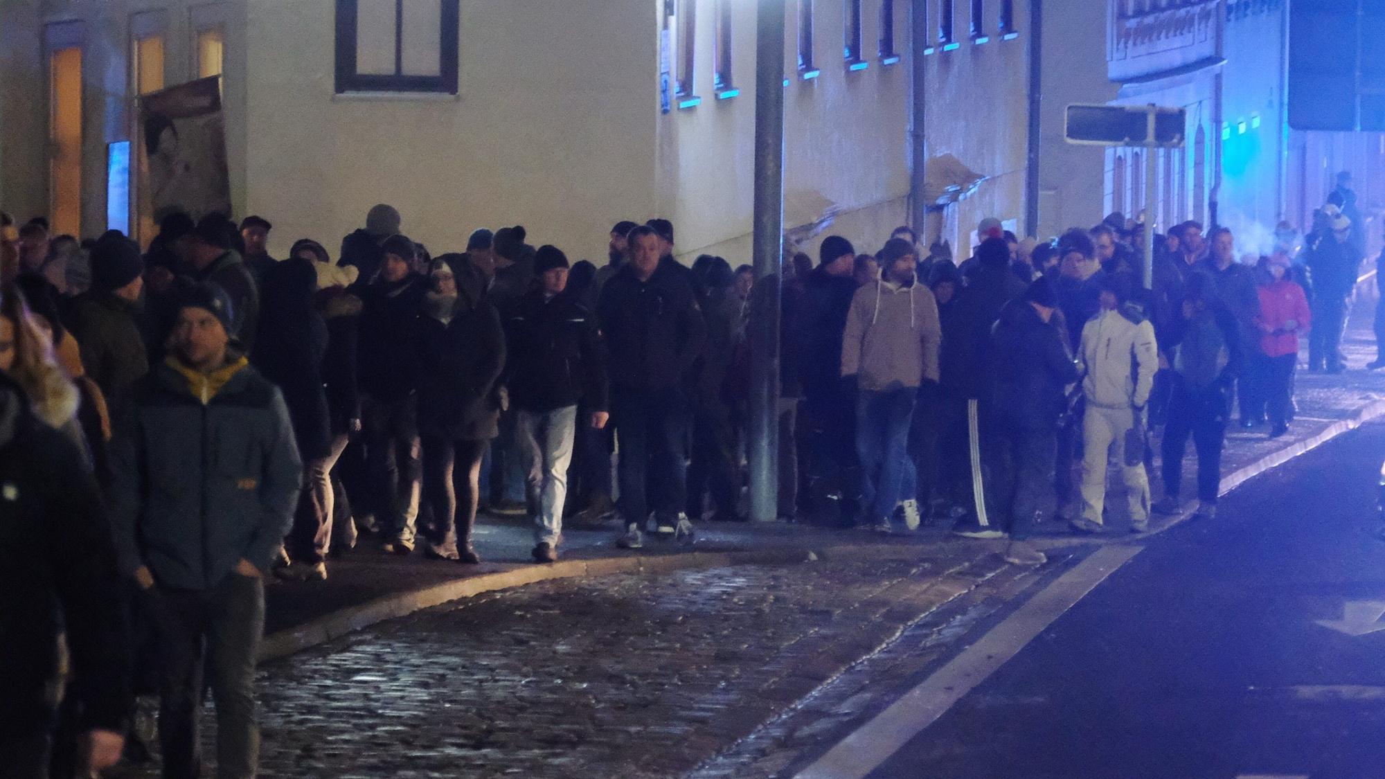 Kritiker der Coronamaßnahmen gehen eine Straße entlang. Die Behörden wollten die Protesversammlungen verhindern.