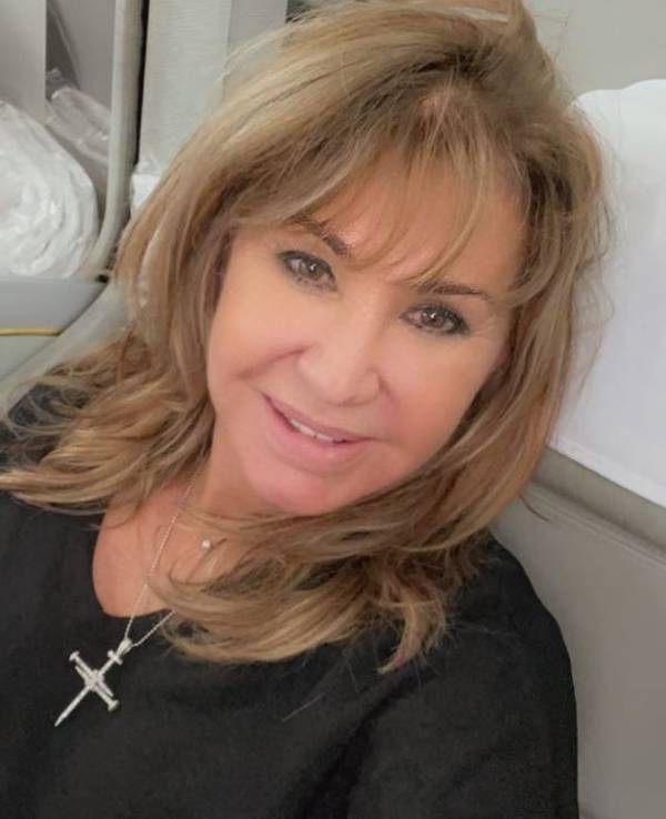 Carmen Geiss hat eine neue Frisur und lacht auf einem Selfie in die Kamera.