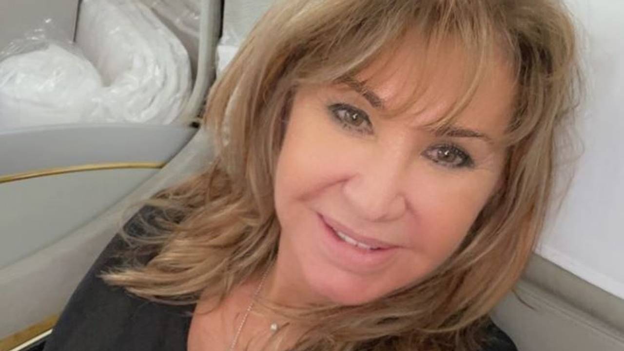 Carmen Geiss hat eine neue Frisur und lacht auf einem Selfie in die Kamera.
