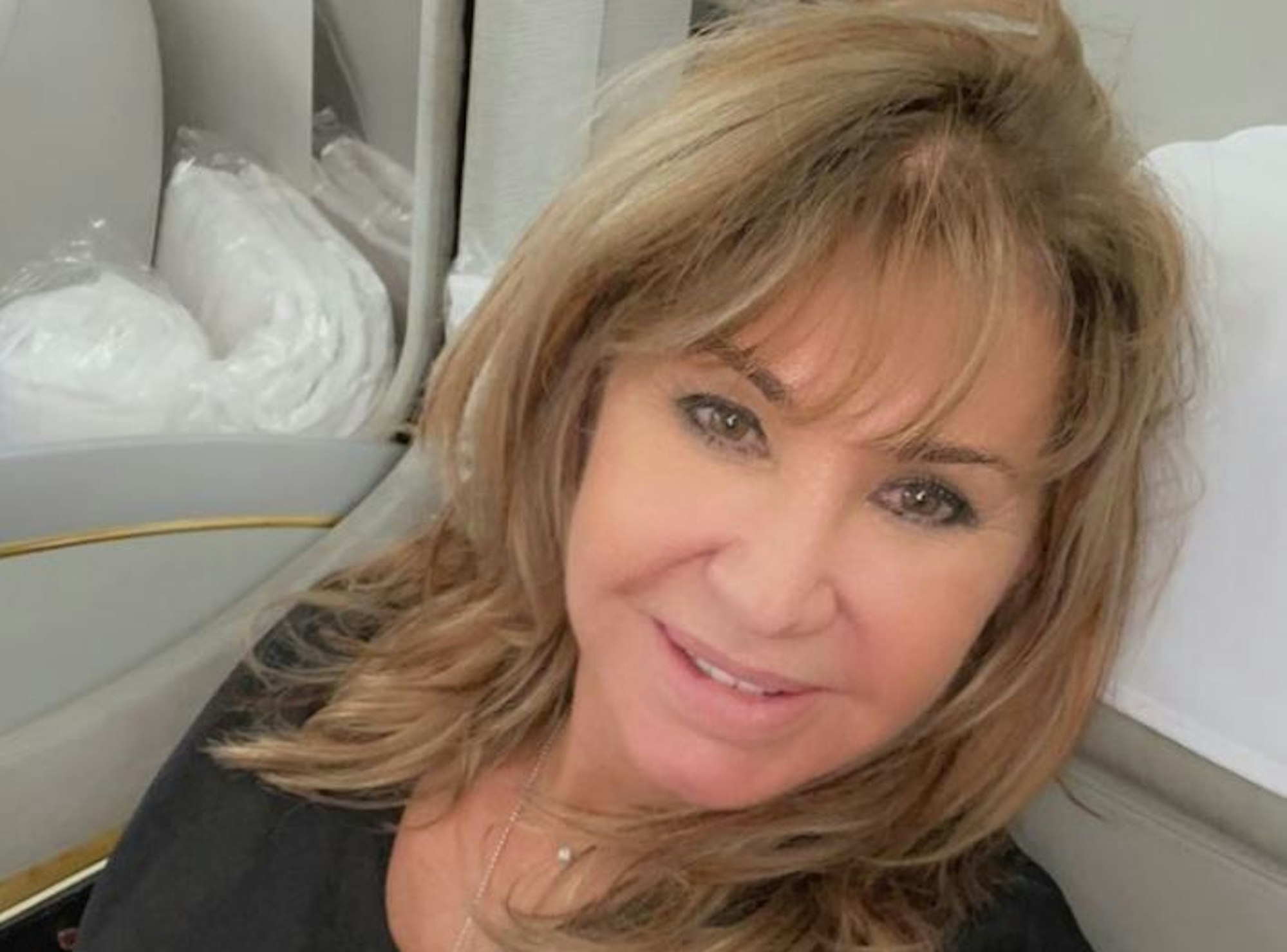 Carmen Geiss hat eine neue Frisur und lacht auf einem Selfie in die Kamera.