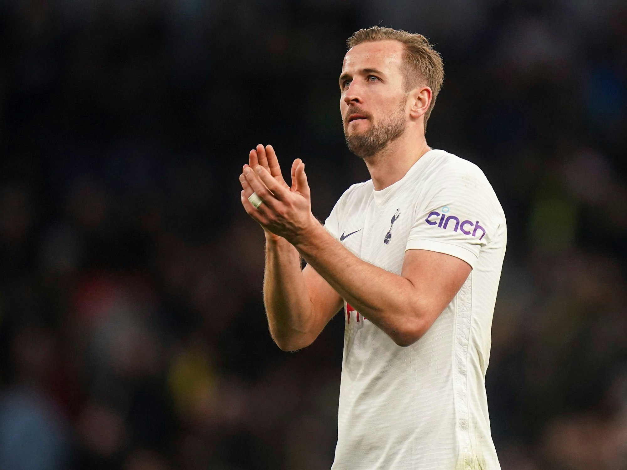 Harry Kane applaudiert den Fans.
