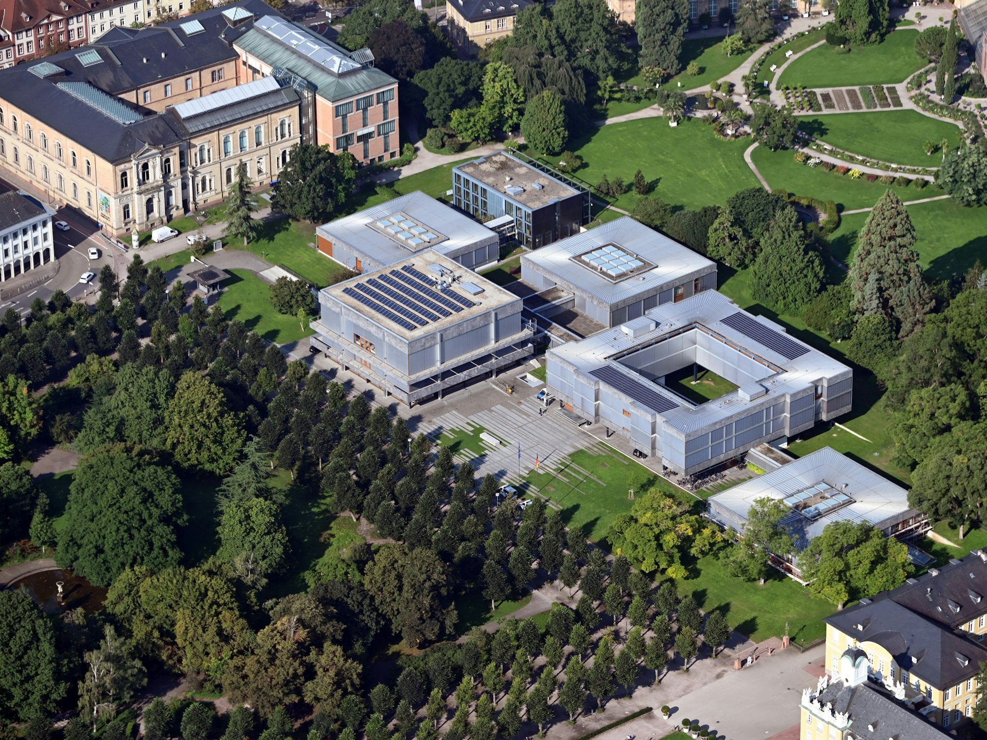 Luftbild (aus einem Flugzeug aufgenommen) des Bundesverfassungsgerichts.