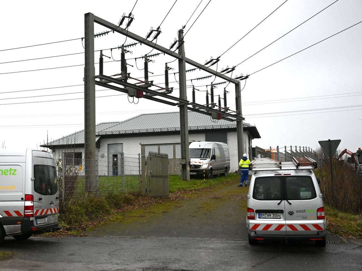 Äußerlich fast intakt ist die Umspannanlage Hasenbach bei Neunkirchen-Seelscheid. Ein Brand in einer Umspannstation hat zu einem Stromausfall in Teilen des Rhein-Sieg-Kreises in Nordrhein-Westfalen mit Zehntausenden betroffenen Menschen geführt.