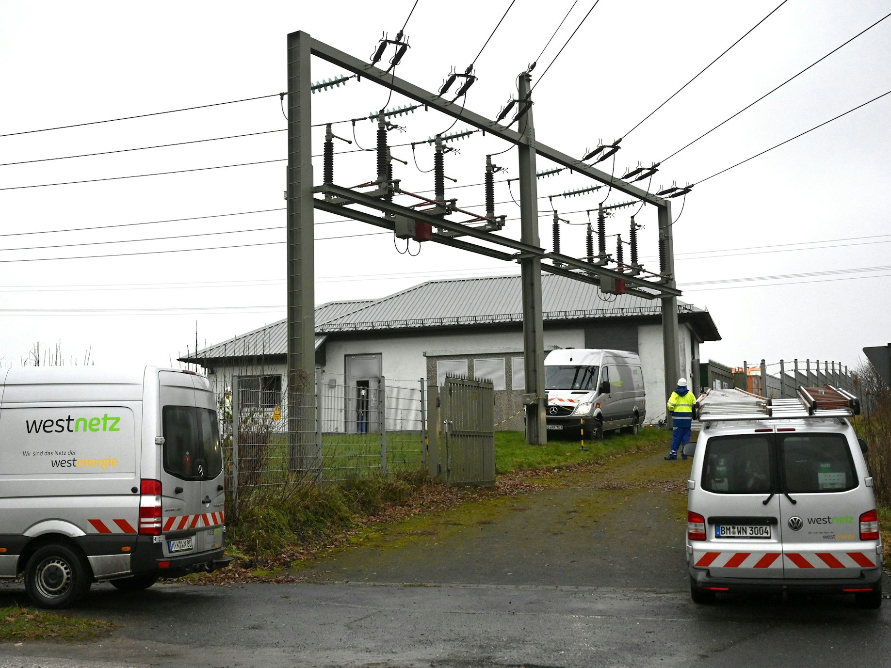 Äußerlich fast intakt ist die Umspannanlage Hasenbach bei Neunkirchen-Seelscheid. Ein Brand in einer Umspannstation hat zu einem Stromausfall in Teilen des Rhein-Sieg-Kreises in Nordrhein-Westfalen mit Zehntausenden betroffenen Menschen geführt.