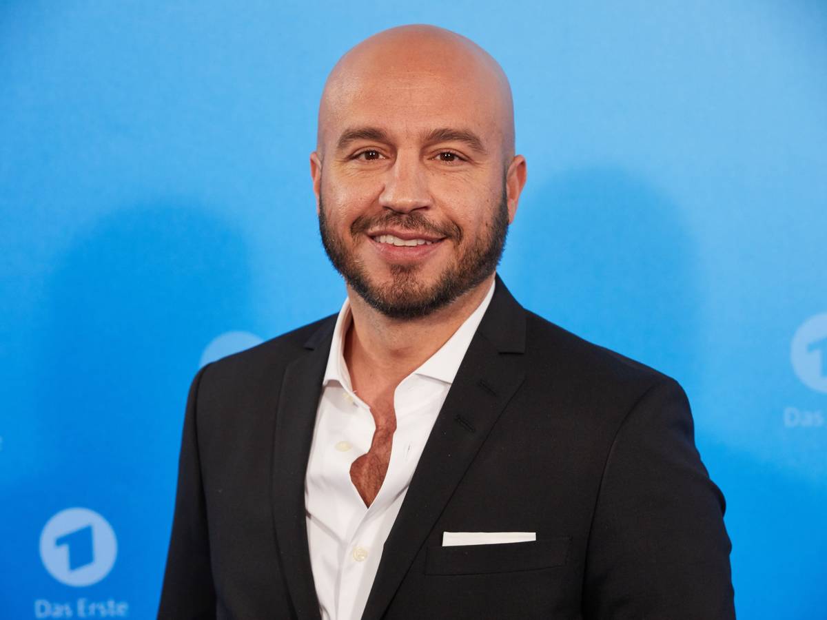 Dar Salim, Schauspieler, steht bei einem Fototermin anlässlich der Jahrespressekonferenz der ARD vor einer Logowand.