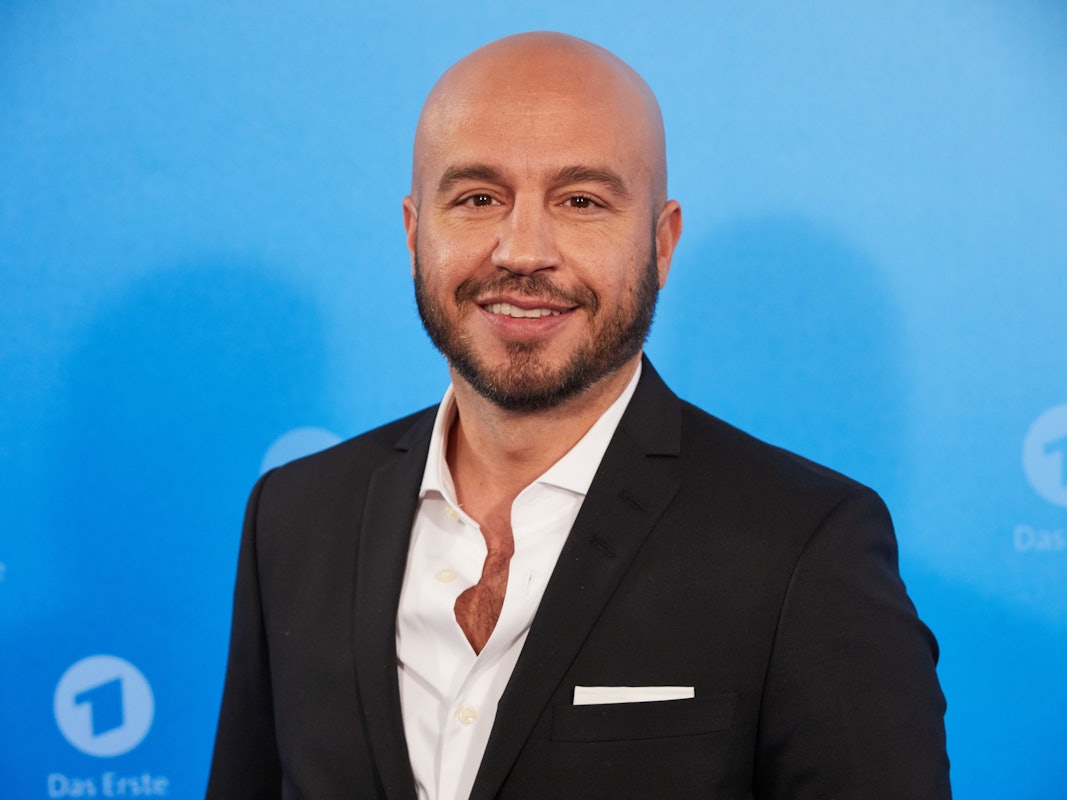 Dar Salim, Schauspieler, steht bei einem Fototermin anlässlich der Jahrespressekonferenz der ARD vor einer Logowand.
