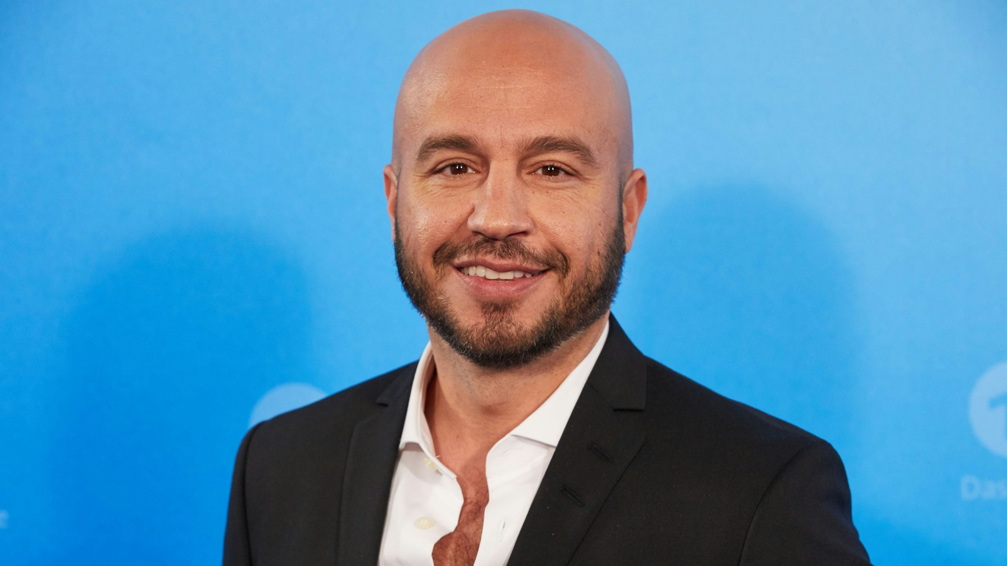 Dar Salim, Schauspieler, steht bei einem Fototermin anlässlich der Jahrespressekonferenz der ARD vor einer Logowand.