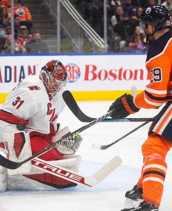 Leon Draisaitl stoppt vor Carolinas Goalie ab.