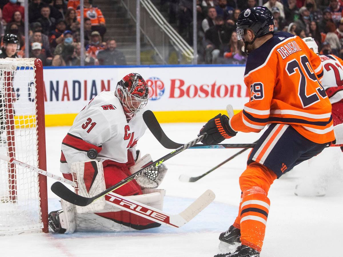 Leon Draisaitl stoppt vor Carolinas Goalie ab.