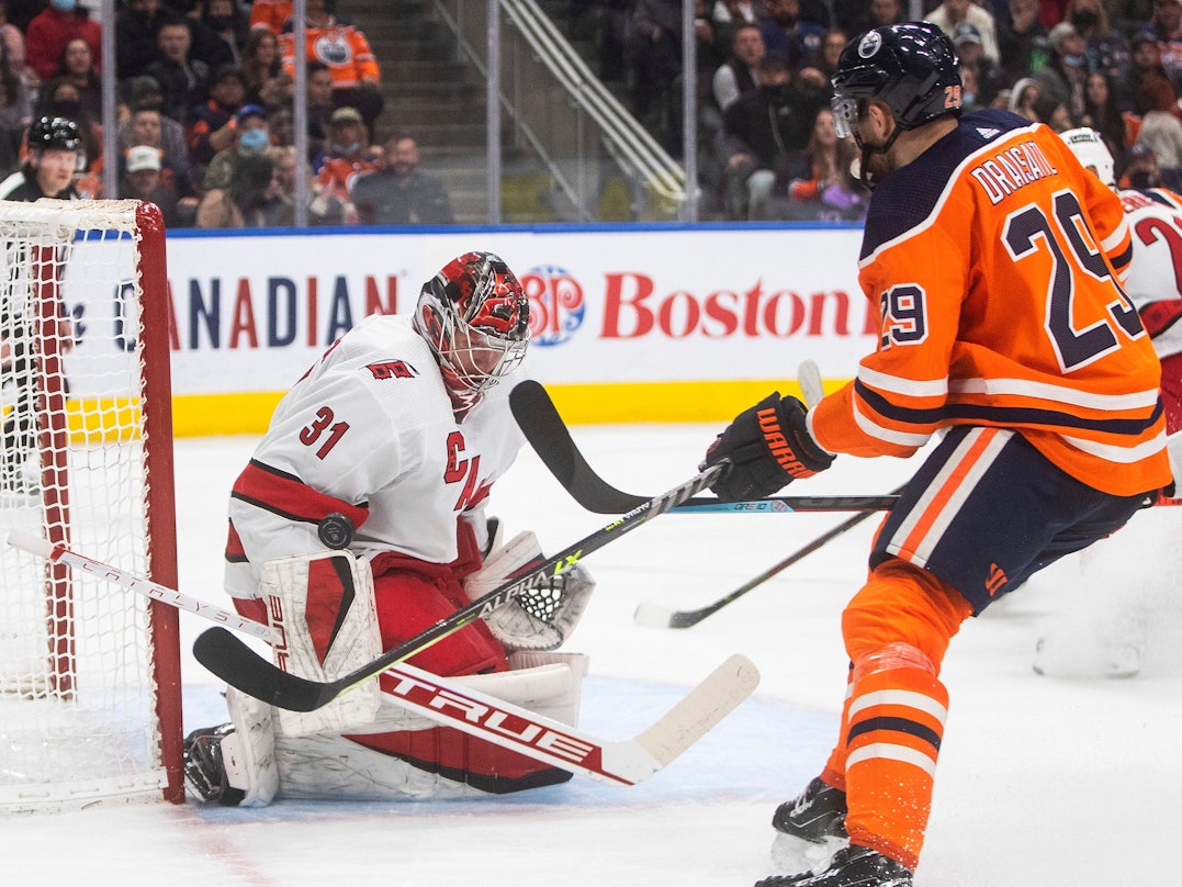 Leon Draisaitl stoppt vor Carolinas Goalie ab.