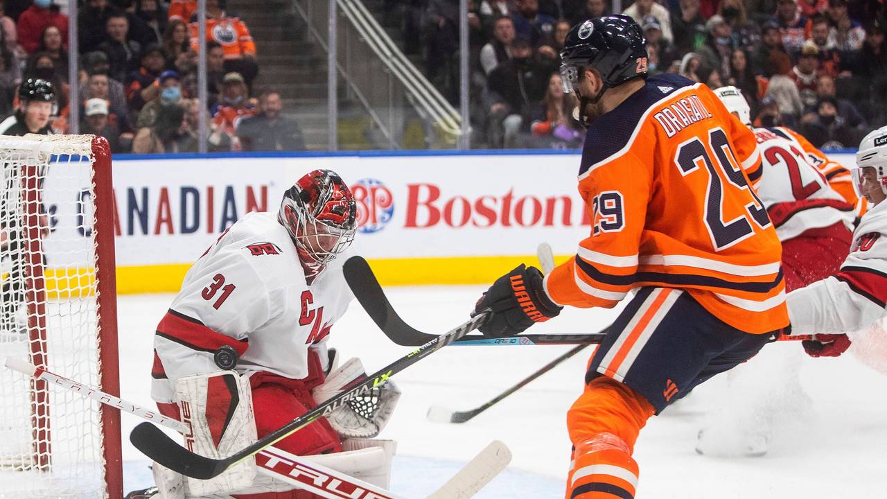 Leon Draisaitl stoppt vor Carolinas Goalie ab.