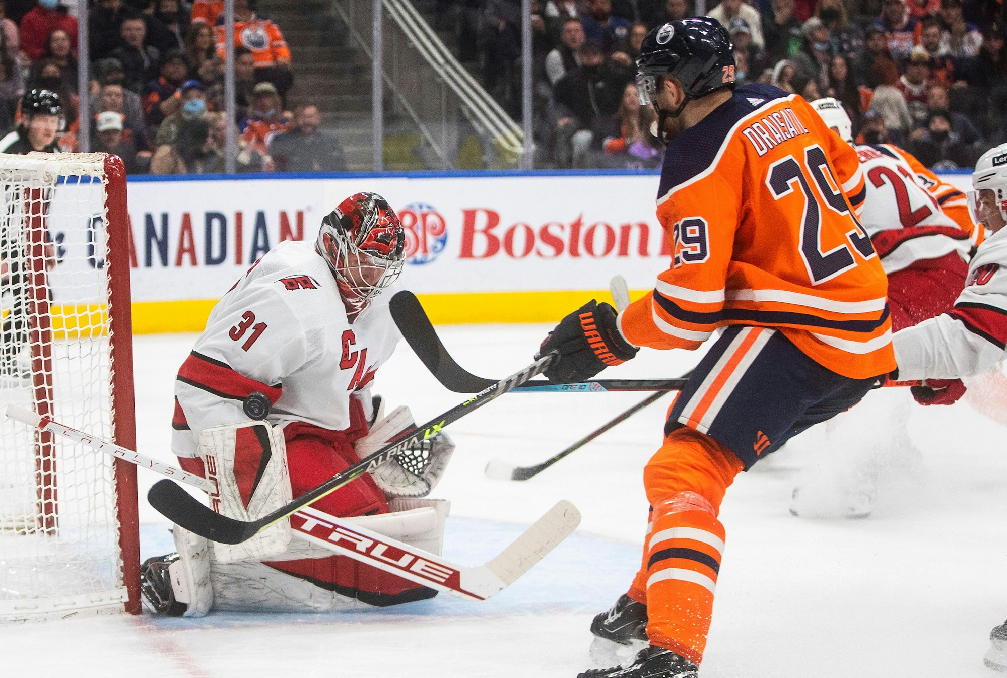Leon Draisaitl stoppt vor Carolinas Goalie ab.