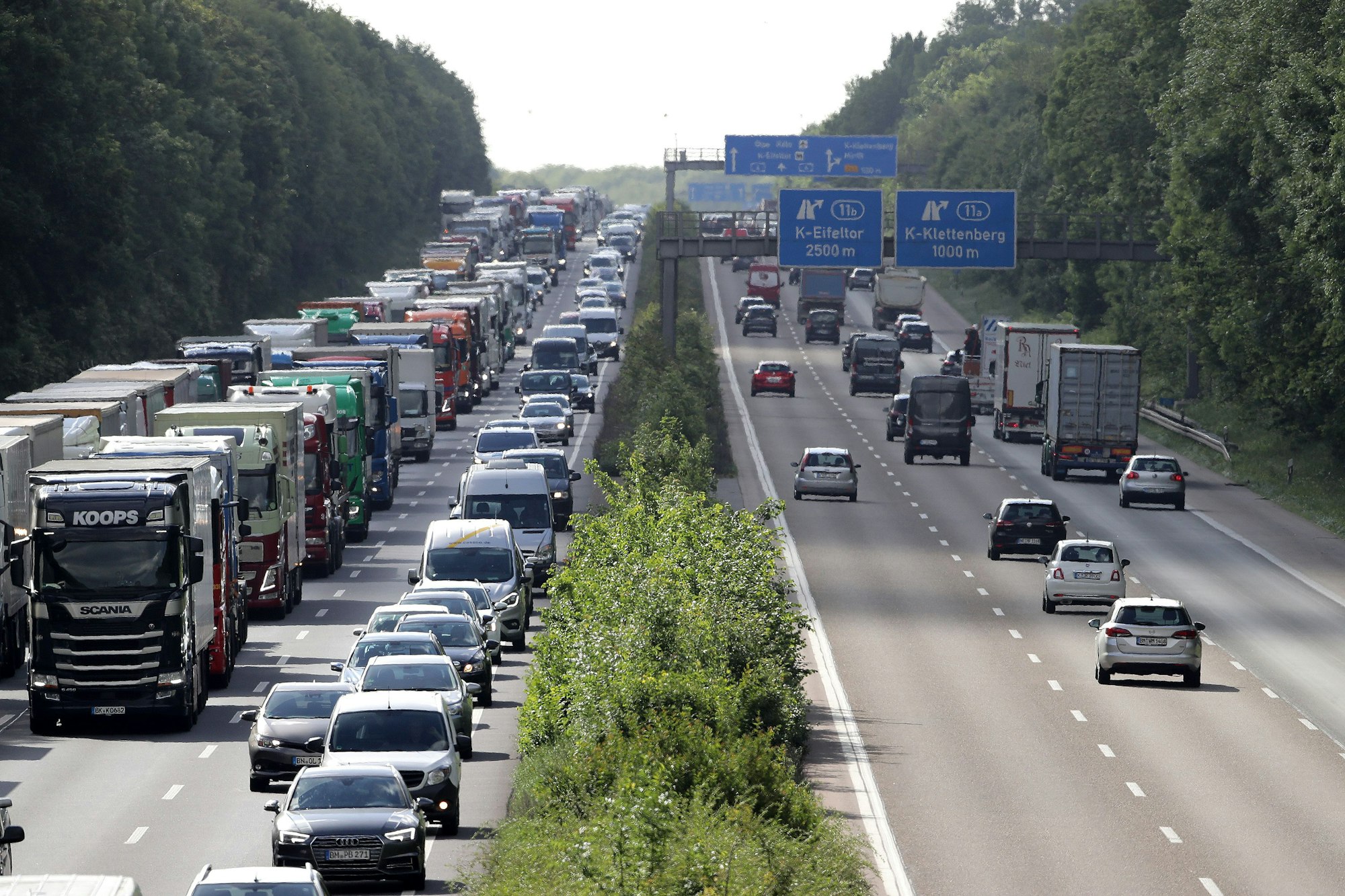 Stau auf der A4 zwischen Klettenberg und dem Autobahnkreuz Köln West.
