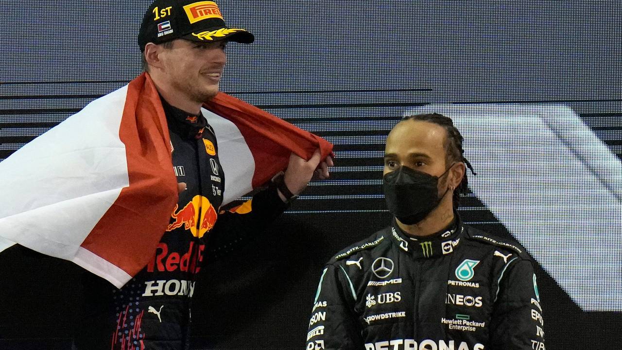 Max Verstappen feiert, Lewis Hamilton klatscht Beifall.