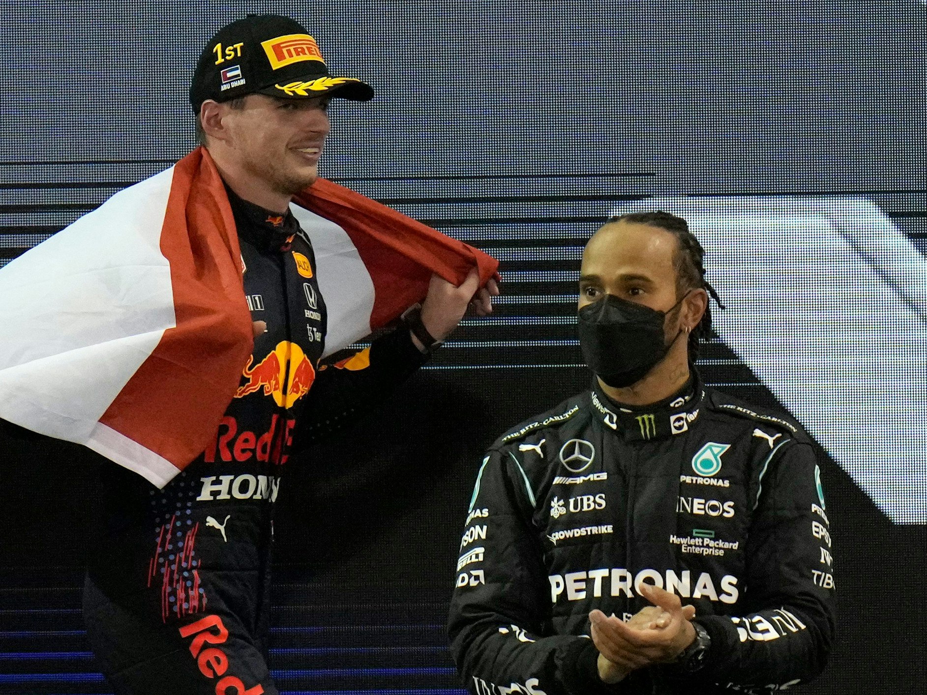Max Verstappen feiert, Lewis Hamilton klatscht Beifall.