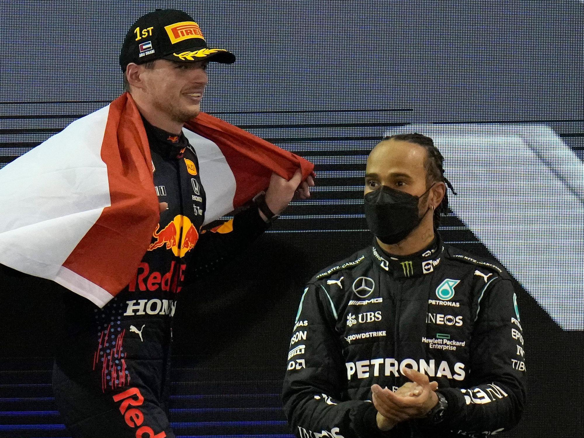 Max Verstappen feiert, Lewis Hamilton klatscht Beifall.