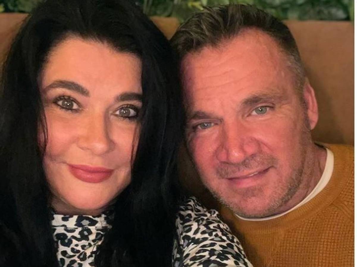 Iris Klein (hier zu sehen auf einem gemeinsamen Selfie mit ihrem Mann Peter am 11. Dezember 2021) erzählt bei Instagram von ihrer Beauty-OP