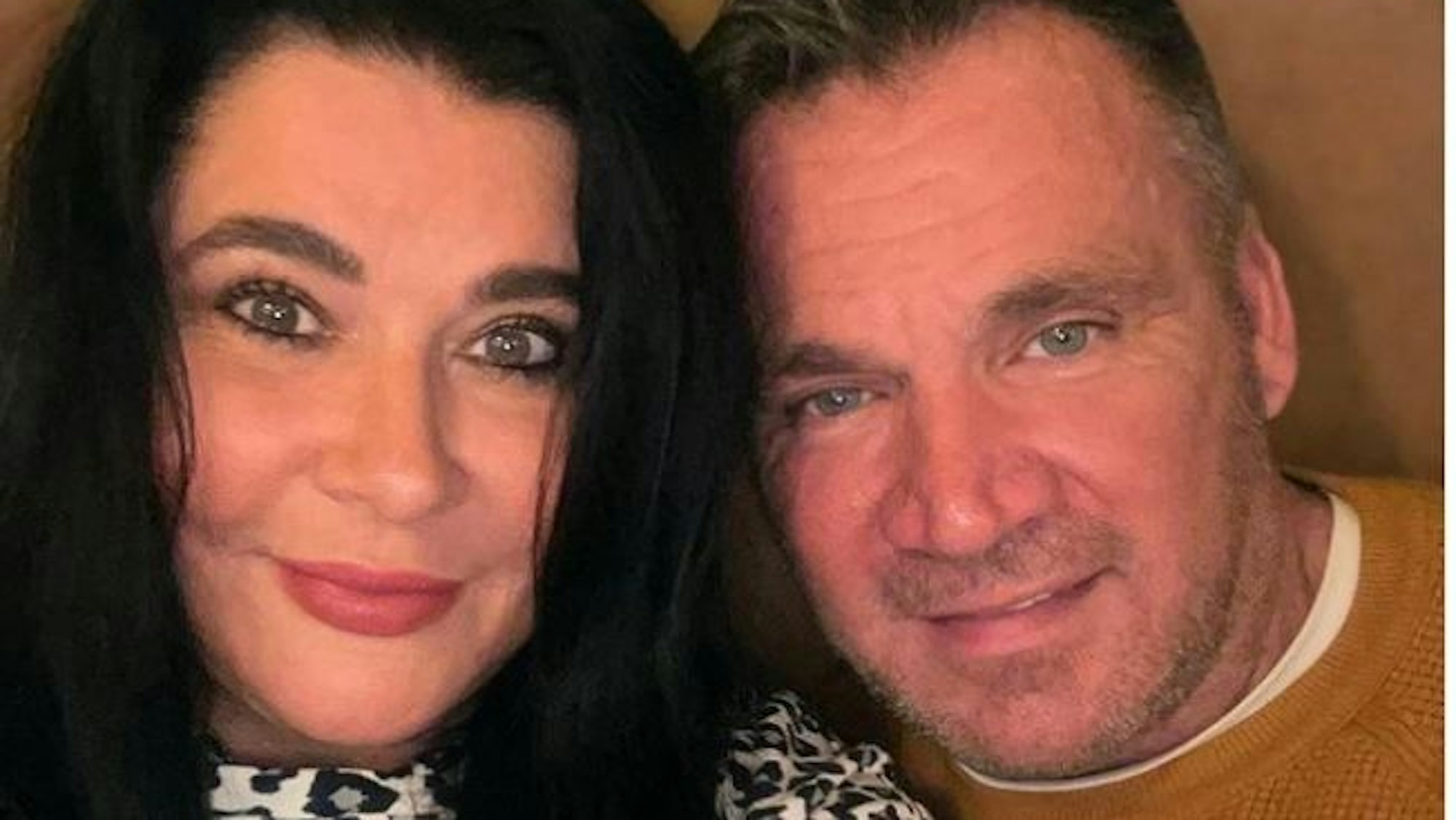 Iris Klein mit ihrem Mann Peter Klein. Das Selfie lud die Mutter von Daniela Katzenberger und Jenny Frankhauser am 11. Dezember 2021 auf Instagram hoch.