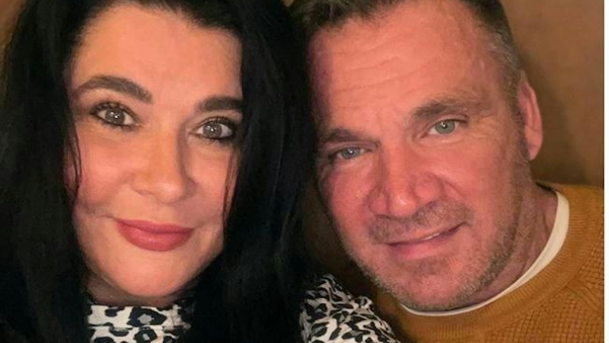 Iris und Peter Klein lächeln in die Kamera.