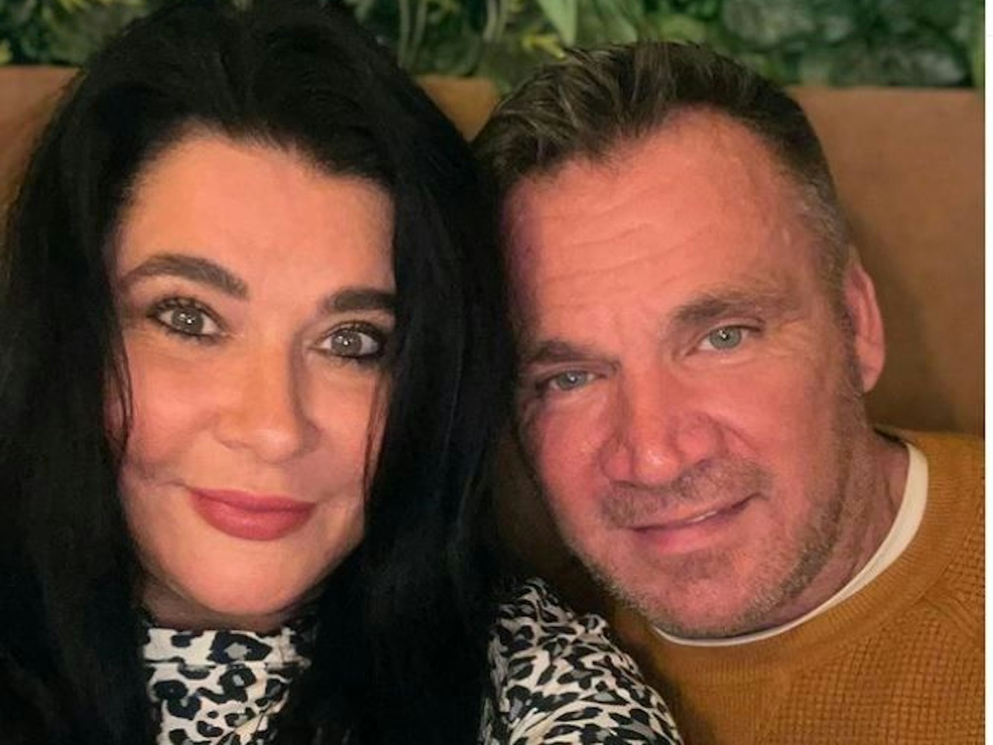 Iris Klein (hier zu sehen auf einem gemeinsamen Selfie mit ihrem Mann Peter am 11. Dezember 2021) erzählt bei Instagram von ihrer Beauty-OP