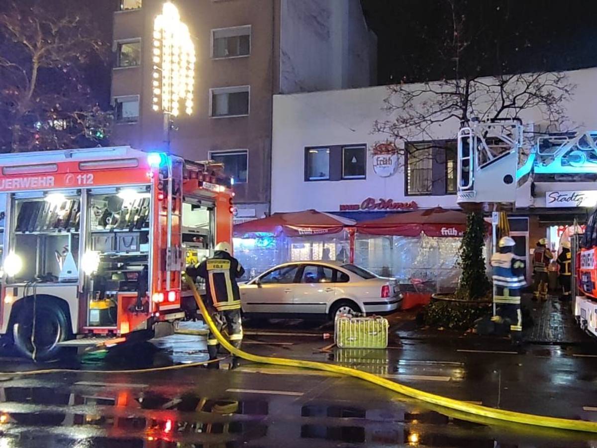 Feuerwehrleute im Einsatz vor der Gaststätte