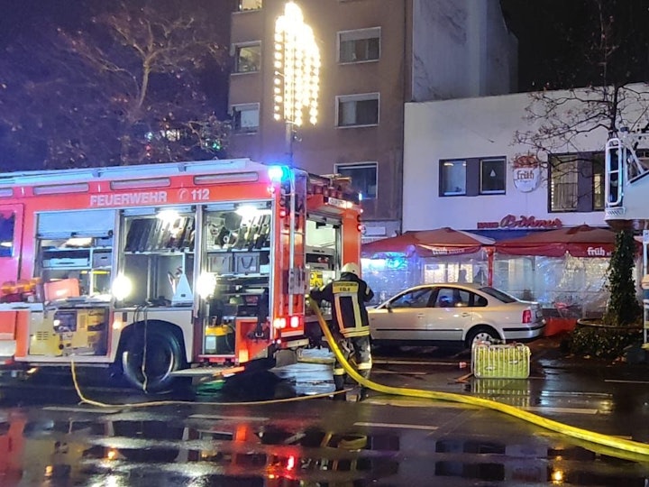 Feuerwehrleute im Einsatz vor der Gaststätte
