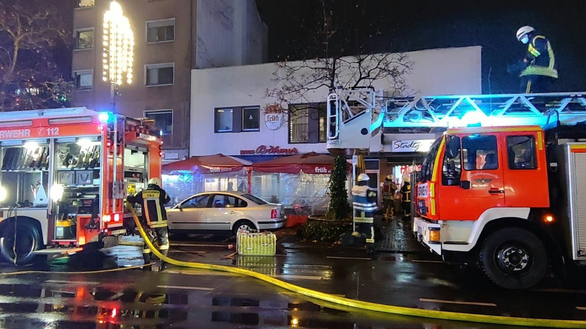 Feuerwehrleute im Einsatz vor der Gaststätte