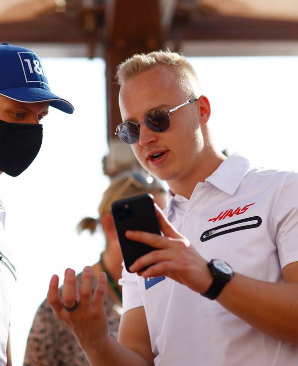 Nikita Mazepin zeigt Mick Schumacher etwas auf seinem Handy.