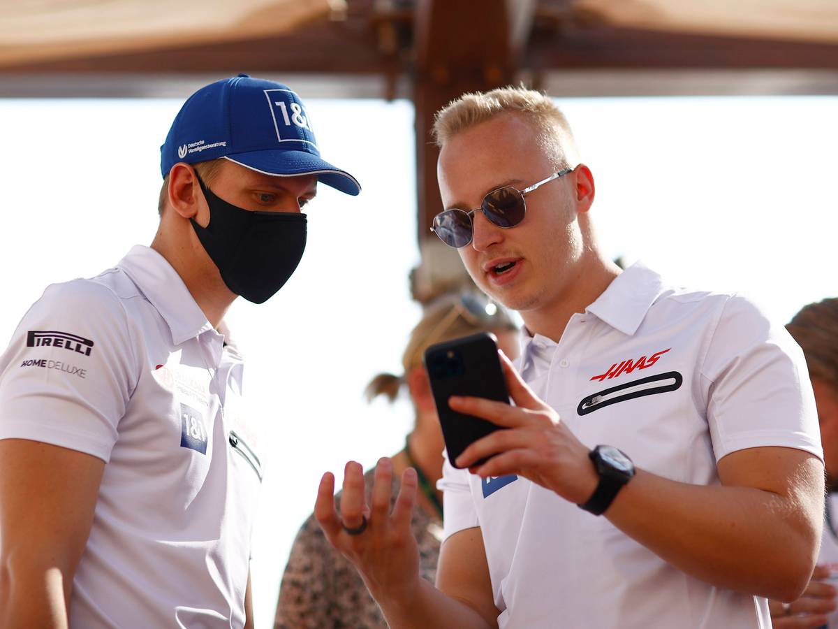 Nikita Mazepin zeigt Mick Schumacher etwas auf seinem Handy.