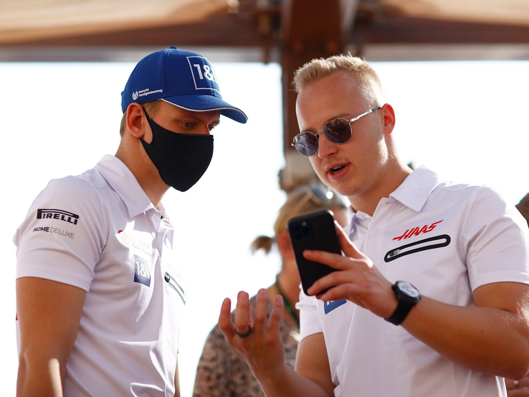 Nikita Mazepin zeigt Mick Schumacher etwas auf seinem Handy.