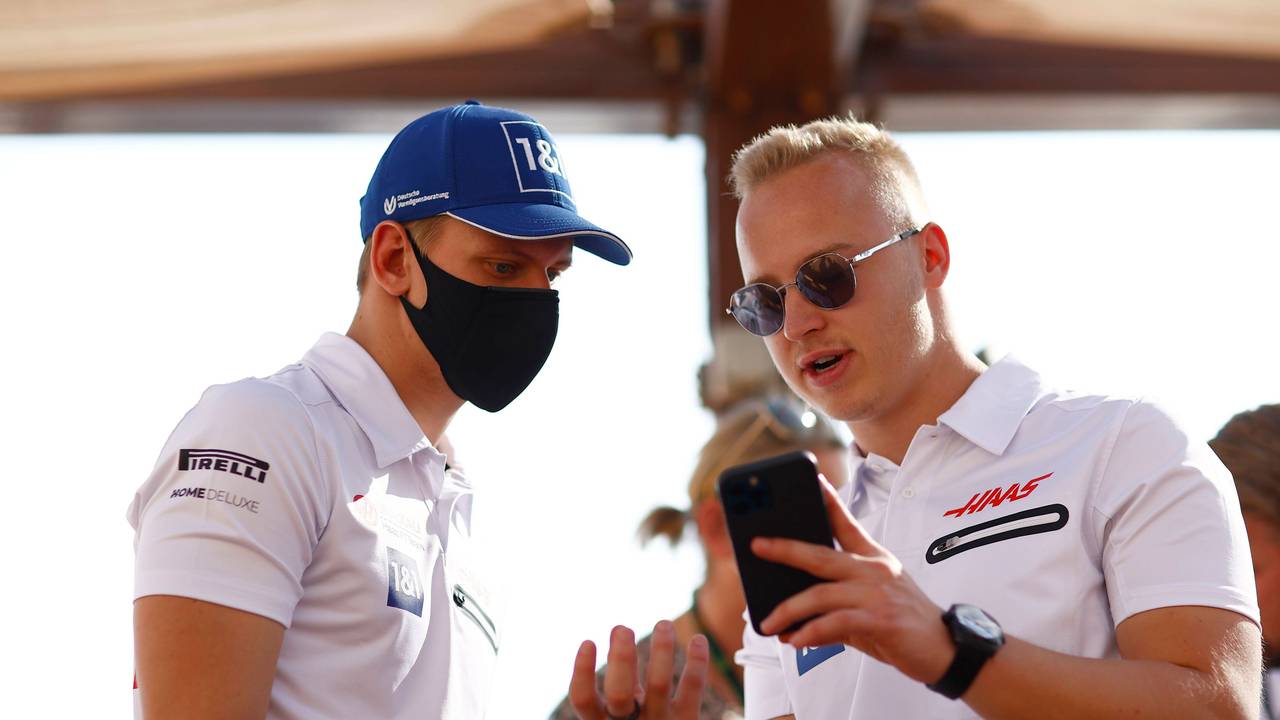 Nikita Mazepin zeigt Mick Schumacher etwas auf seinem Handy.