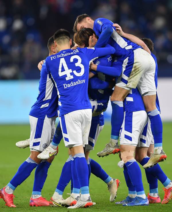 FC Schalke 04 feiert den Sieg über Nürnberg.