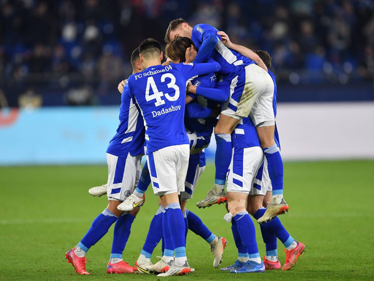FC Schalke 04 feiert den Sieg über Nürnberg.