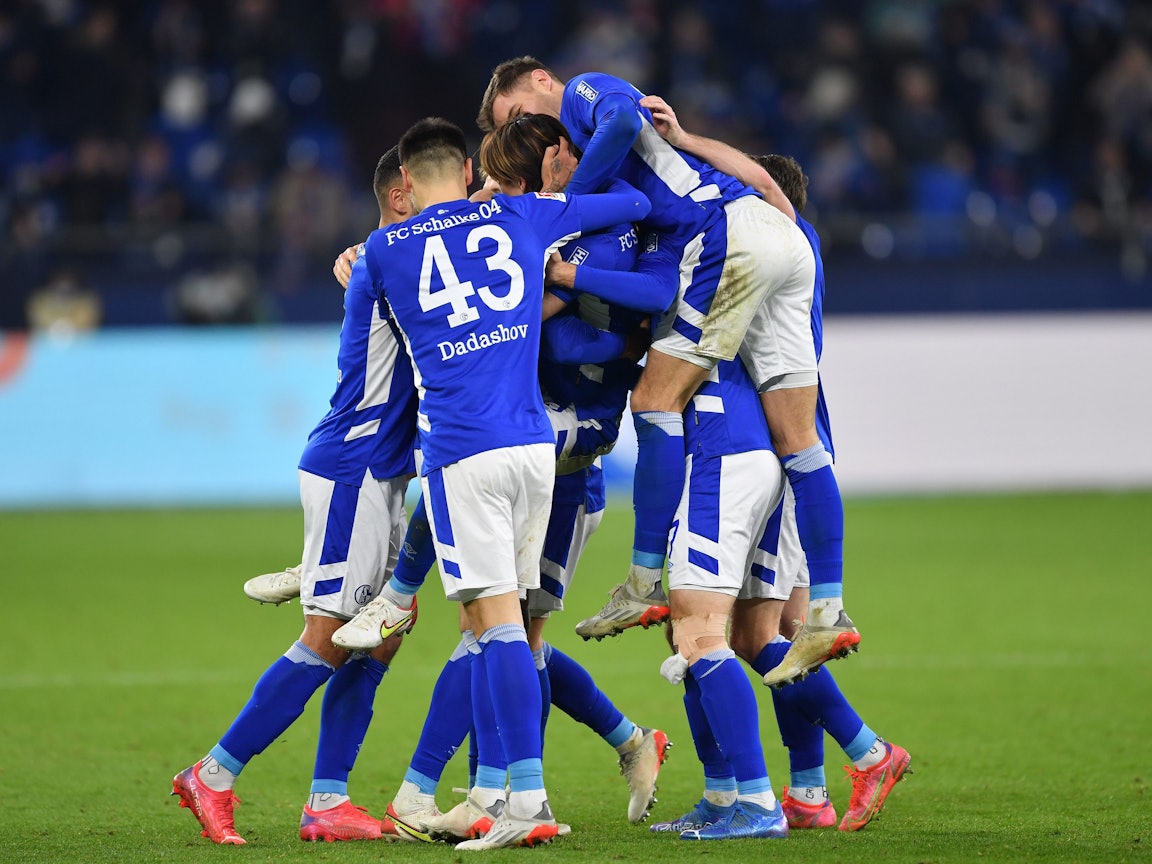 FC Schalke 04 feiert den Sieg über Nürnberg.