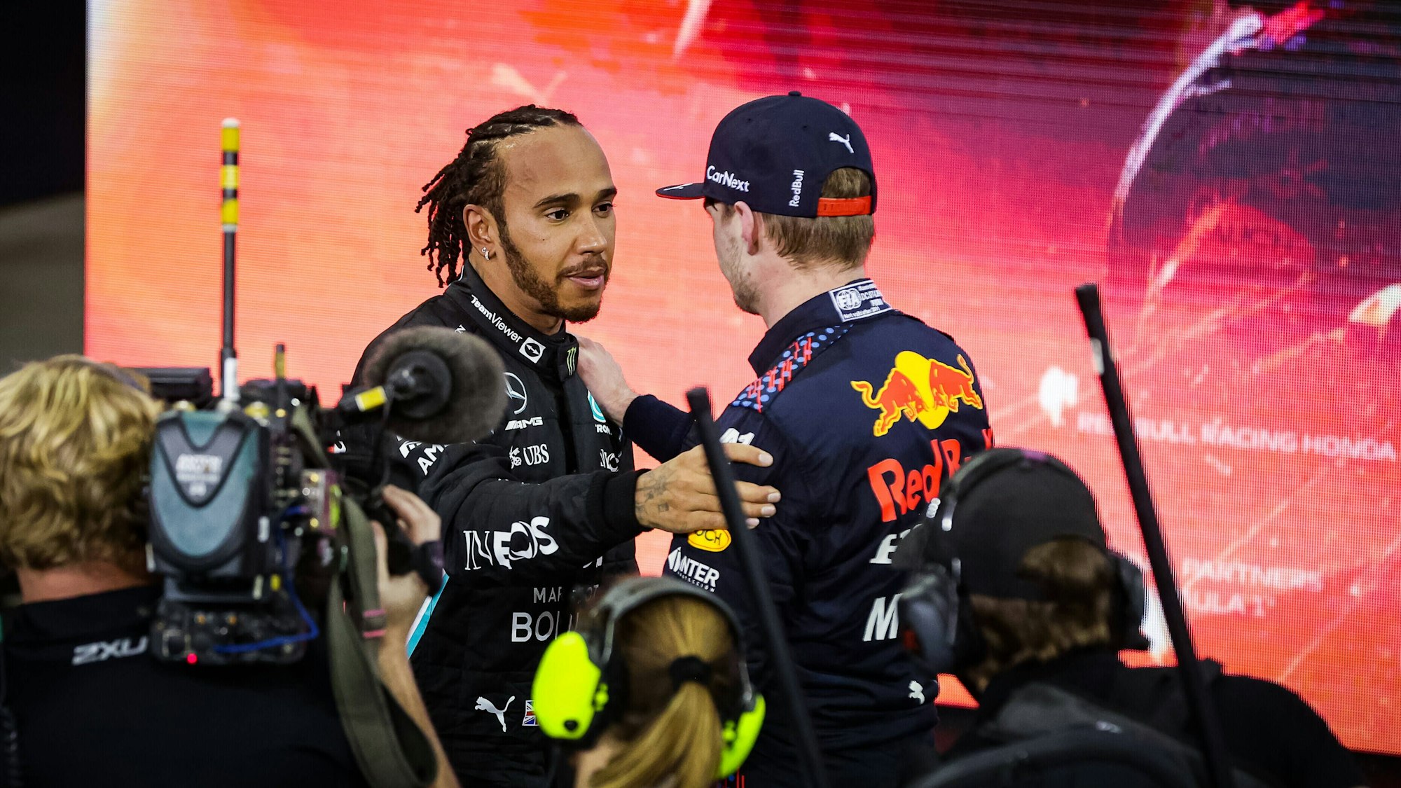 Lewis Hamilton gratuliert Max Verstappen