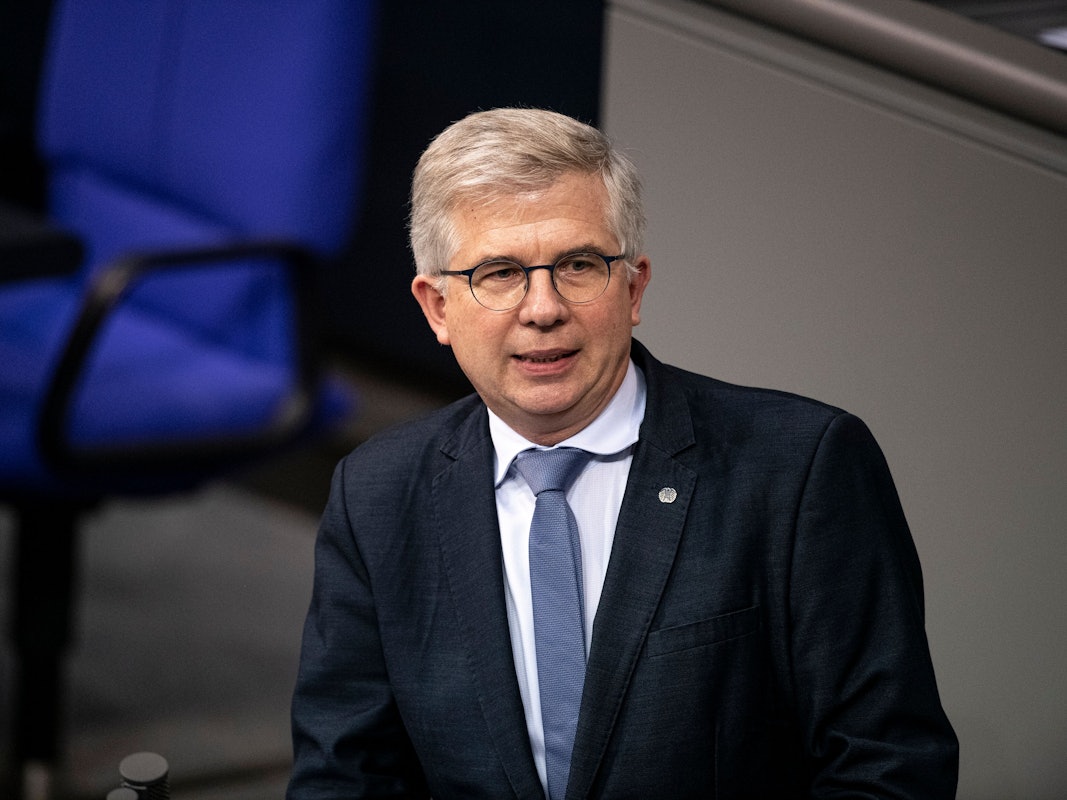 FDP-Gesundheitsexperte Andrew Ullmann (hier 2019 im Bundestag) hat erstmals eine Strafhöhe für Impfverweigerer in die Debatte um eine Impfpflicht eingebracht.