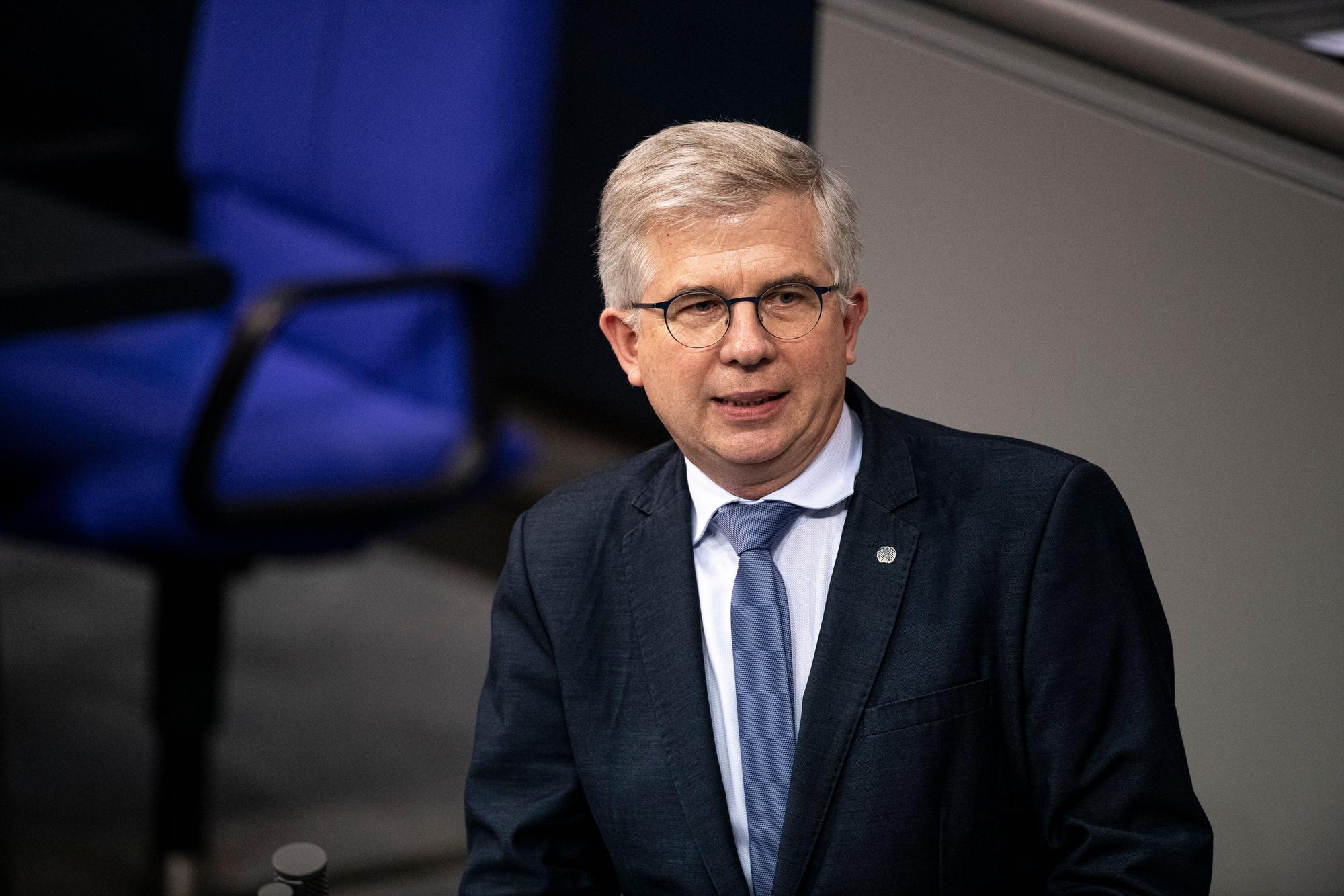 FDP-Gesundheitsexperte Andrew Ullmann (hier 2019 im Bundestag) hat erstmals eine Strafhöhe für Impfverweigerer in die Debatte um eine Impfpflicht eingebracht.