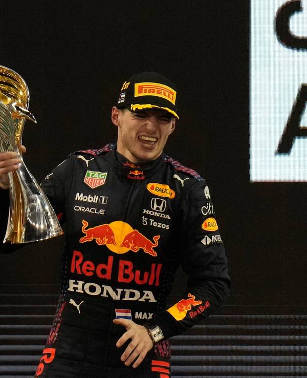 Max Verstappen bei der Siegerehrung in Abu Dhabi