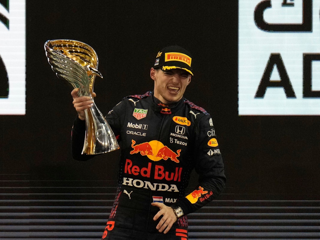 Max Verstappen bei der Siegerehrung in Abu Dhabi