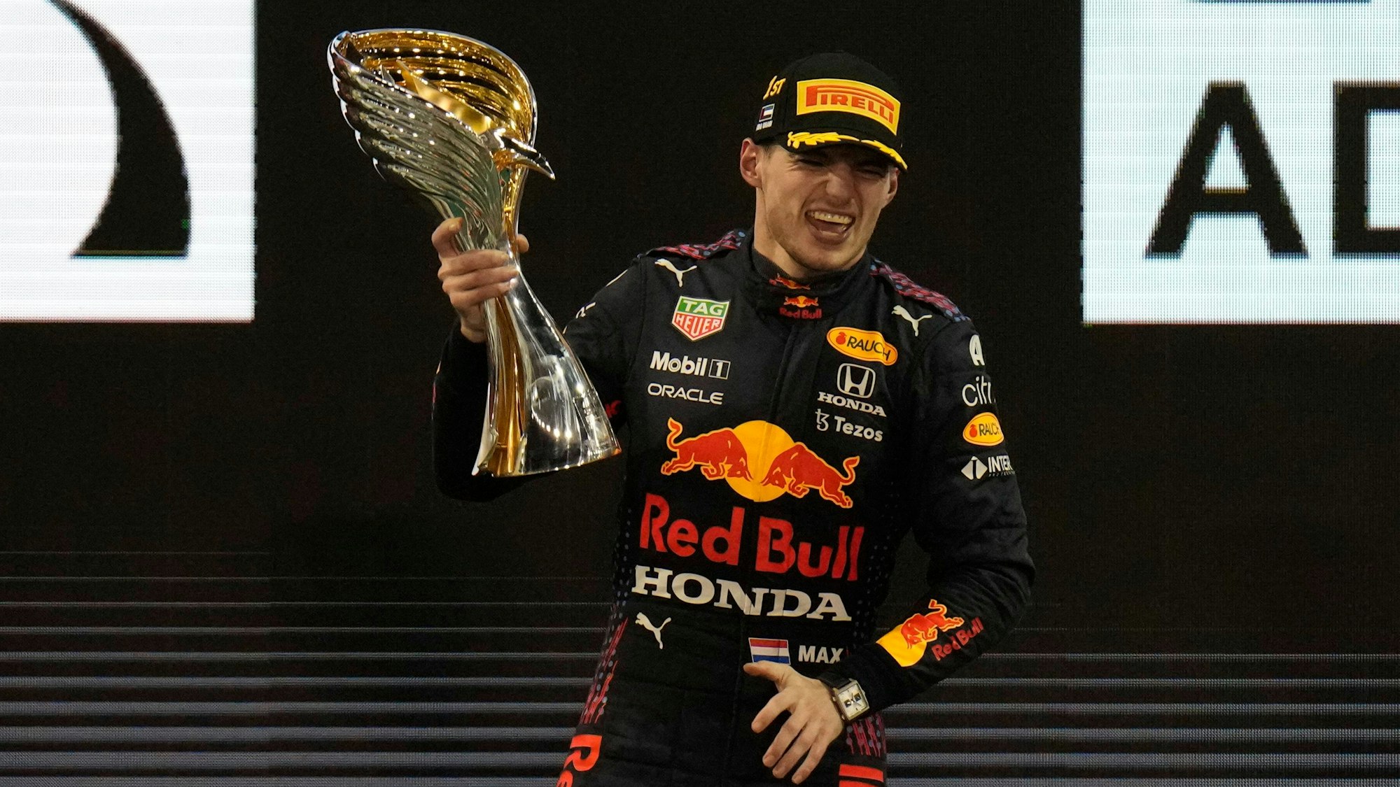 Max Verstappen bei der Siegerehrung in Abu Dhabi