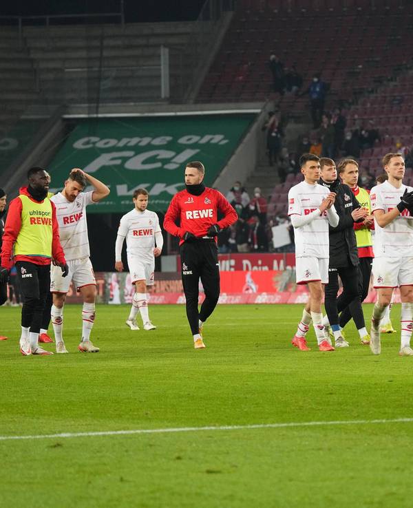 Die Spieler des 1. FC Köln bedanken sich nach dem 0:2 gegen den FC Augsburg bei ihren Fans.