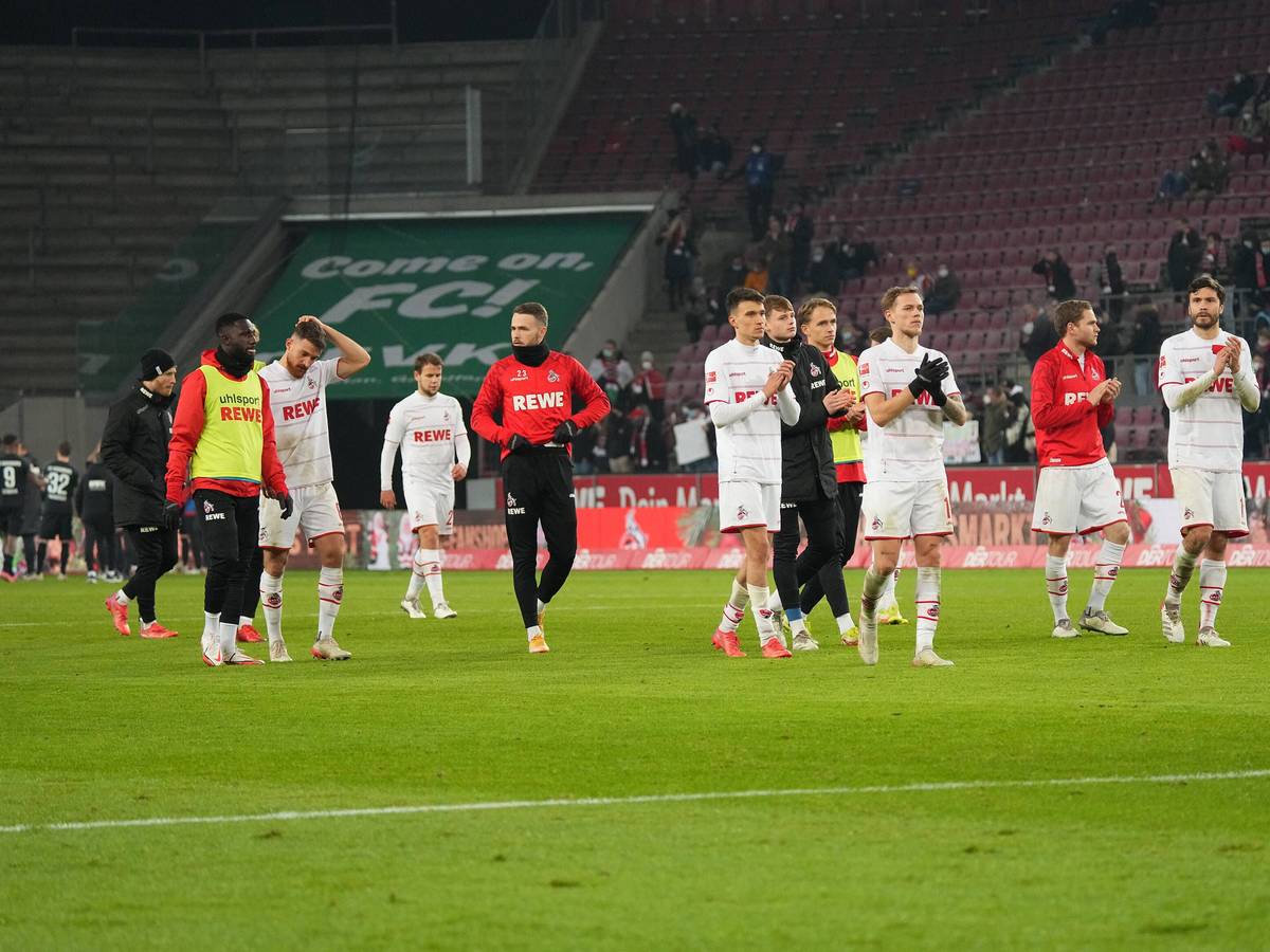 Die Spieler des 1. FC Köln bedanken sich nach dem 0:2 gegen den FC Augsburg bei ihren Fans.