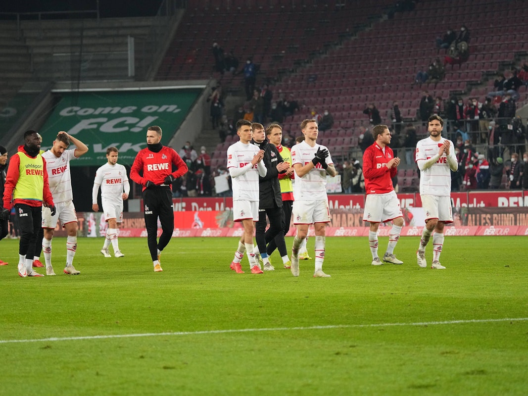 Die Spieler des 1. FC Köln bedanken sich nach dem 0:2 gegen den FC Augsburg bei ihren Fans.